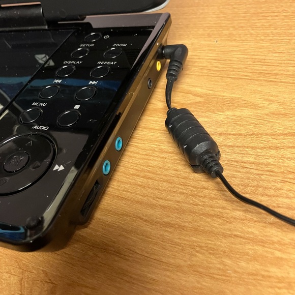 Black Portable DVD Player NOTE SOUND OUTPUT LOW - Picture 12 of 13